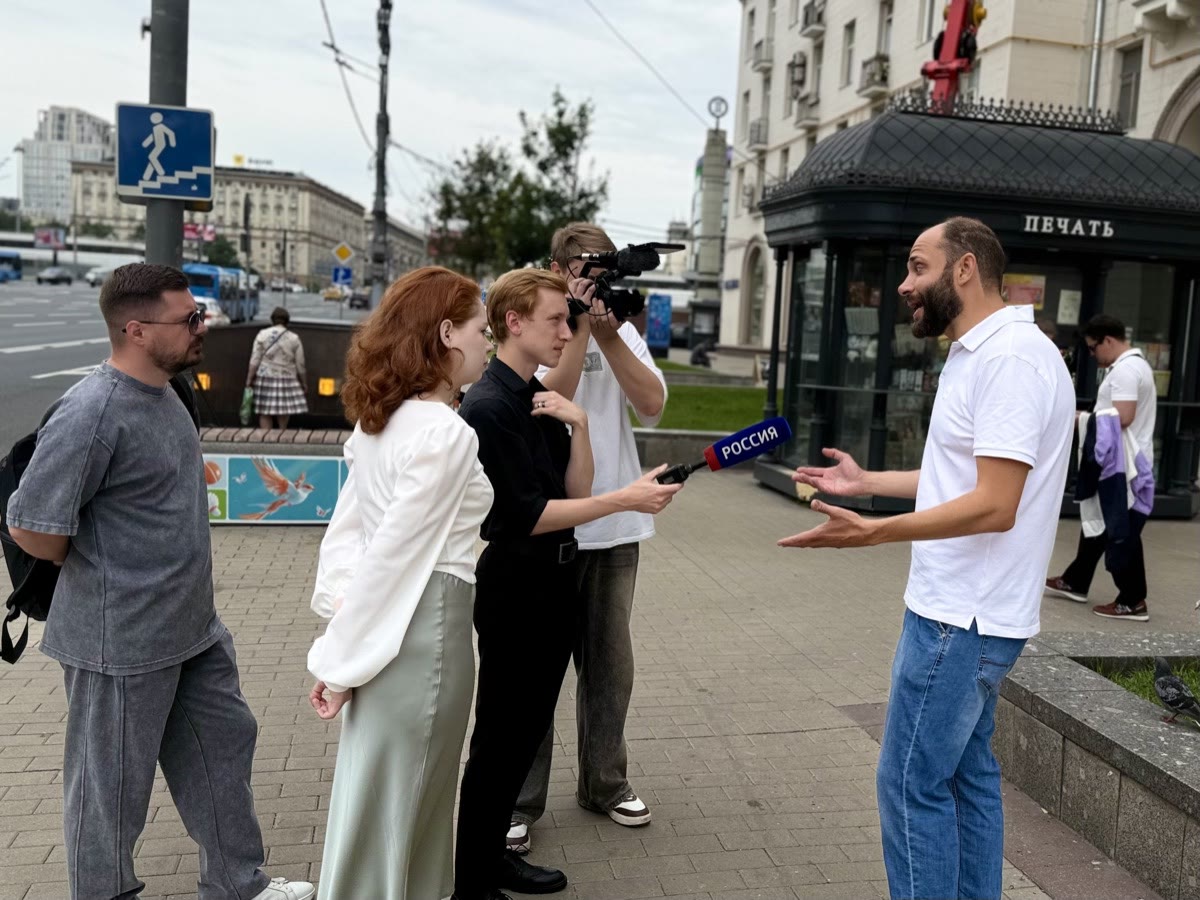 Гриша перед камерой во время записи программы